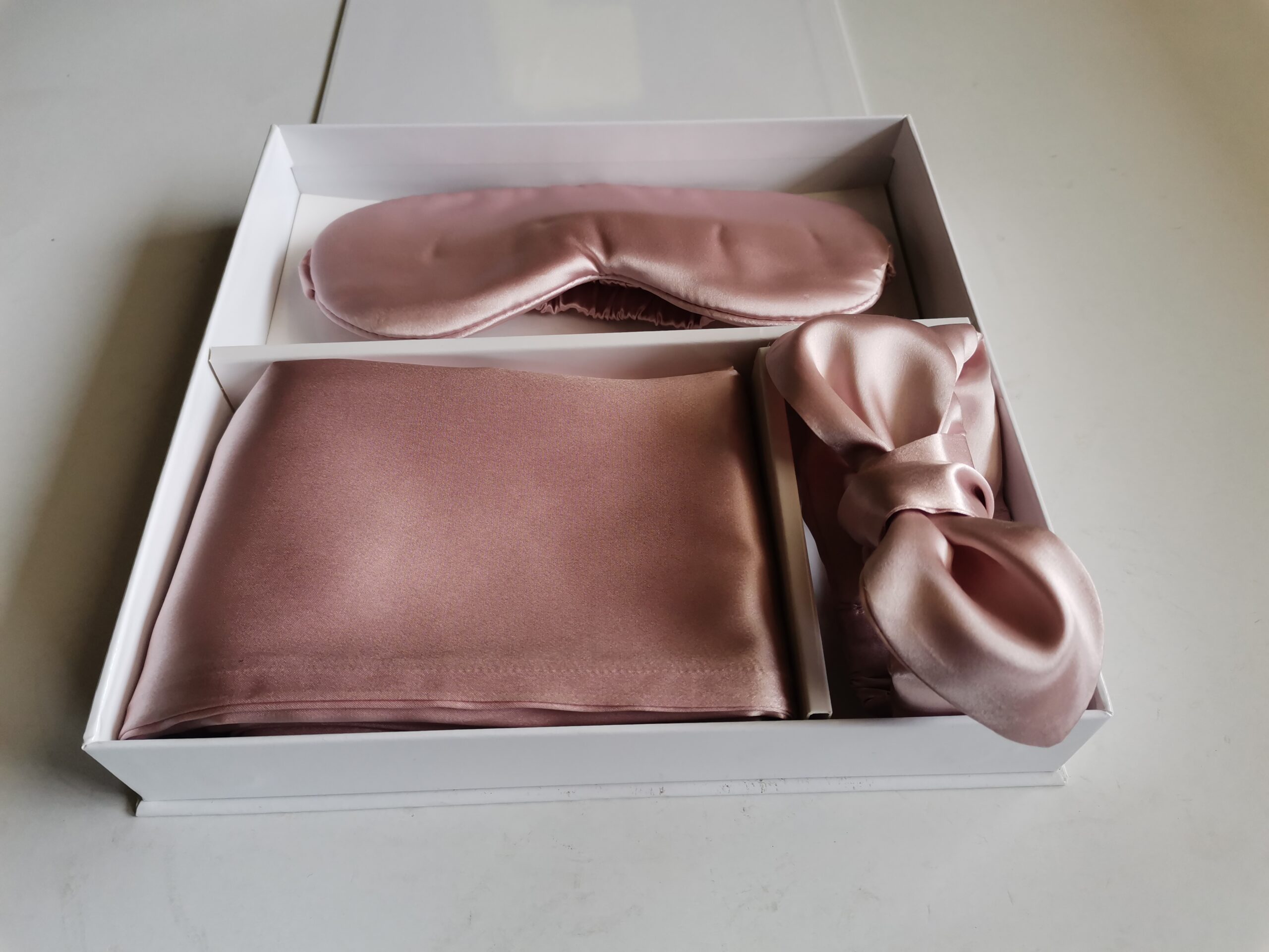 “silk diva” set cadou-față de pernă +mască ochi+bentiță+cutie cadou, pink