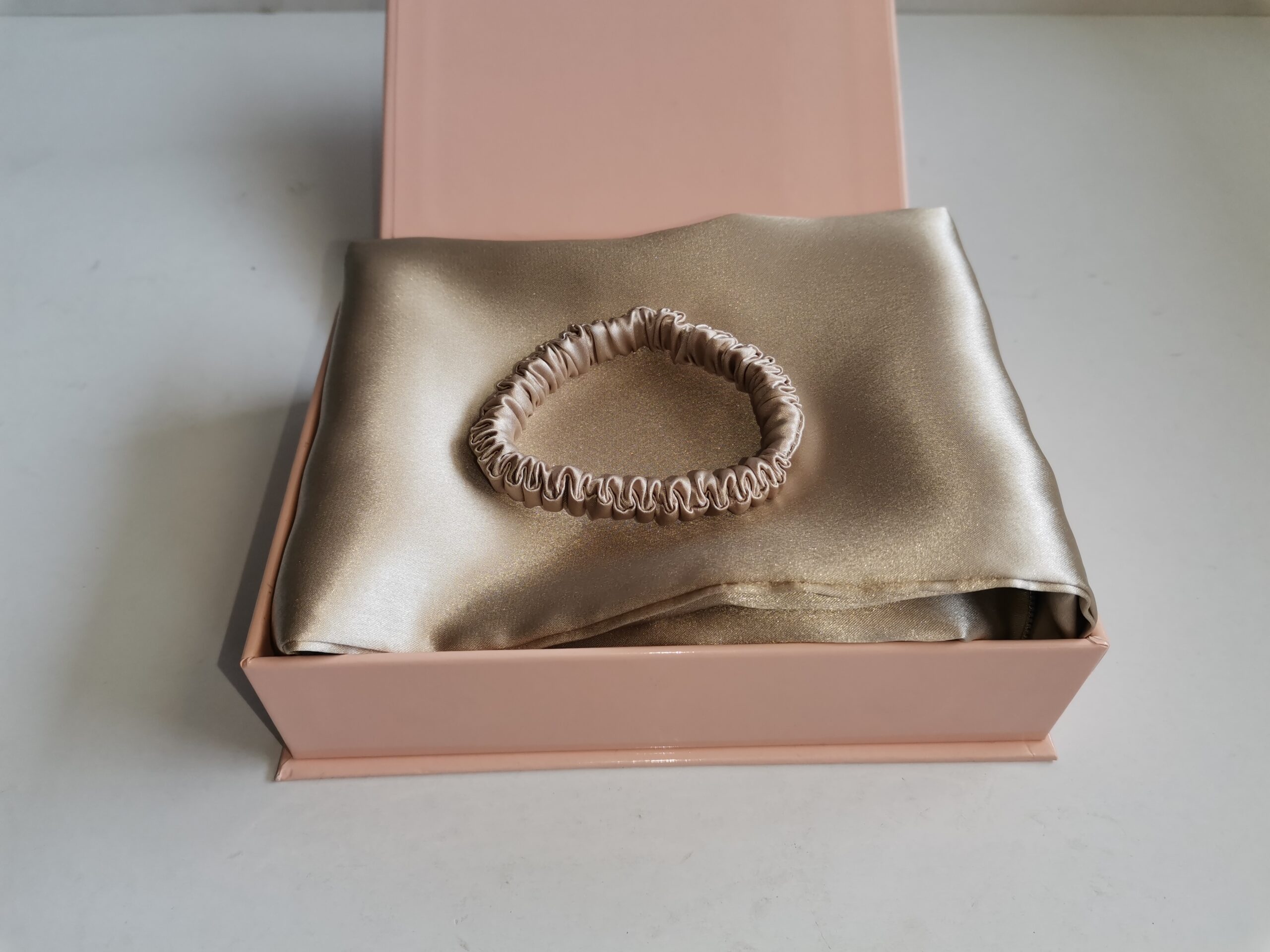 “Silk Lady” set cadou-față de pernă+elastic skinny+cutie cadou, beige