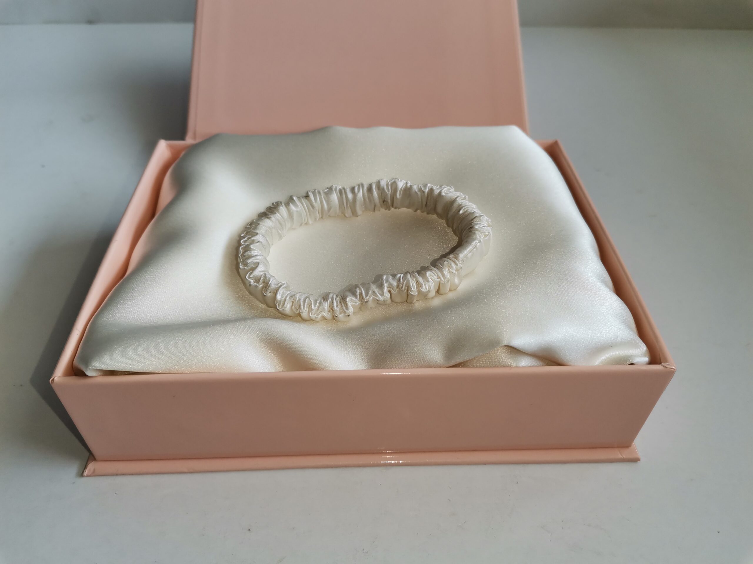 “SILK LADY” SET CADOU-FAȚĂ DE PERNĂ+ELASTIC SKINNY+CUTIE CADOU, ivory